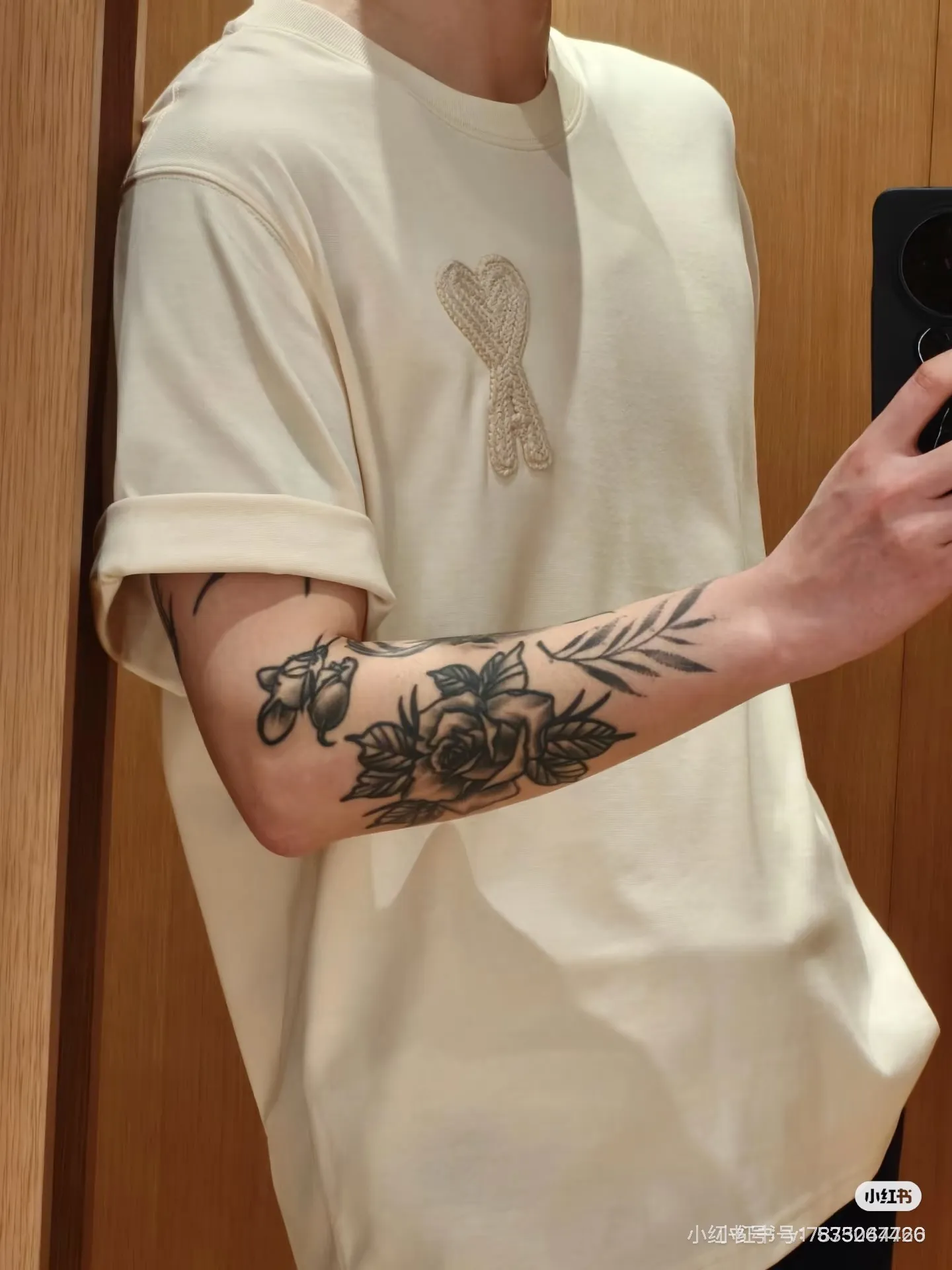 [Upper Body Picture] Ami Paris Crochet Love Embroidered Short Sleeves (Apricot)